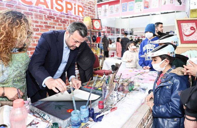 Başkan Kocaispir, Fuarda Lale Figürlü Ebru Yaptı
