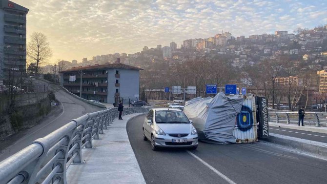 Bariyerlere Çarpan Kamyonet Yan Yattı