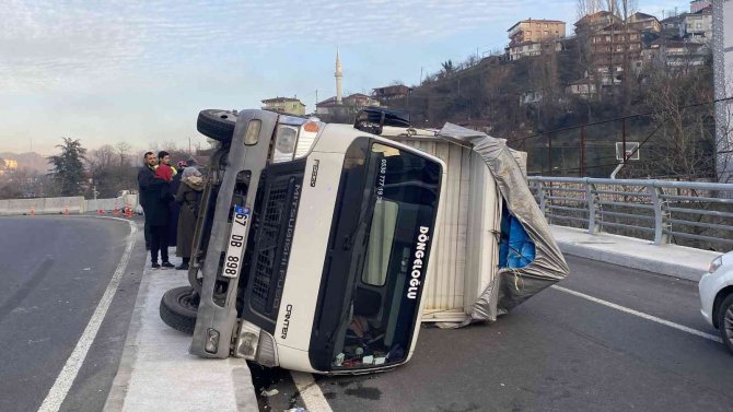 Bariyerlere Çarpan Kamyonet Yan Yattı