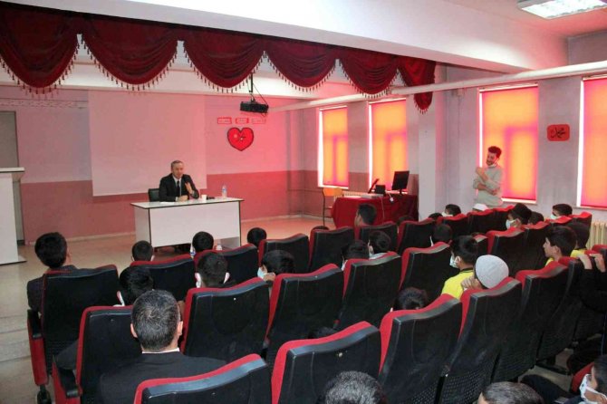 Ağrı Milli Eğitim Müdürü Kökrek, Başarılı Hafız Öğrencilere Tablet Hediye Etti