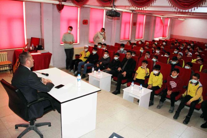 Ağrı Milli Eğitim Müdürü Kökrek, Başarılı Hafız Öğrencilere Tablet Hediye Etti