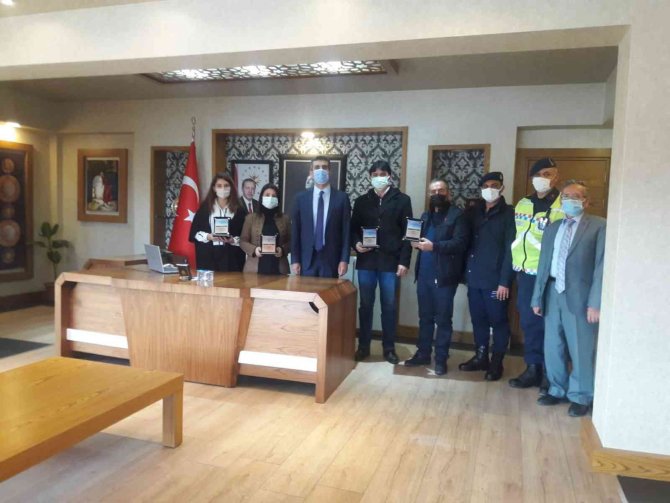 Elmalı’da 5 Yıl İçerisinde Ceza Almayan Sürücülere Jandarmadan Plaket