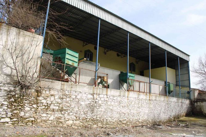 Üreticilere Umut Olacaktı, Şimdi Çürümeye Terk Edildi