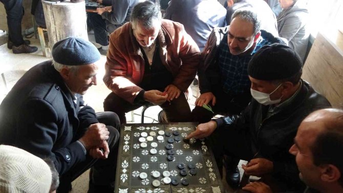 Bingöl’de Müdavimleri ‘Dama’dan Vazgeçmiyor