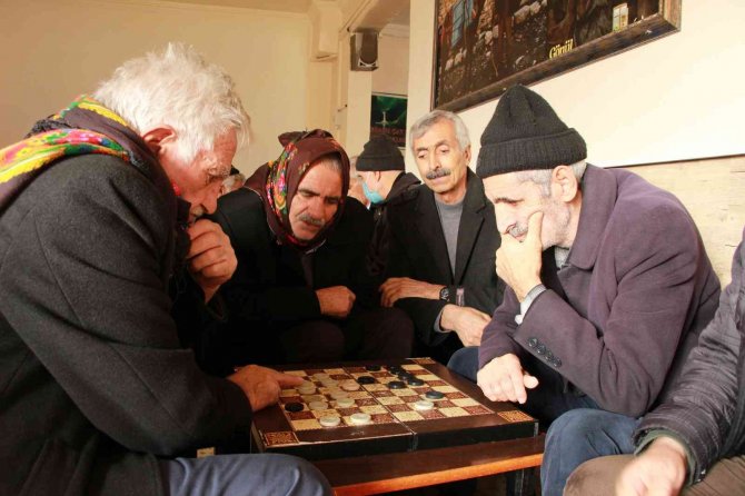 Bingöl’de Müdavimleri ‘Dama’dan Vazgeçmiyor