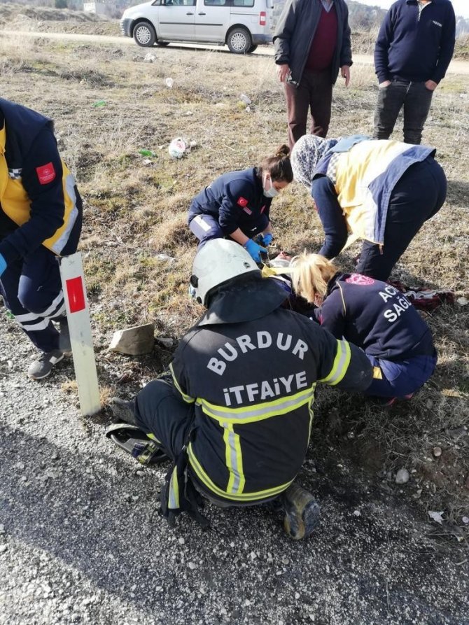 Burdur’da Kamyonet İle Otomobil Kafa Kafaya Çarpıştı: 1 Ağır,3 Yaralı