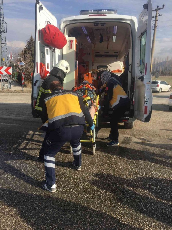 Burdur’da Kamyonet İle Otomobil Kafa Kafaya Çarpıştı: 1 Ağır,3 Yaralı