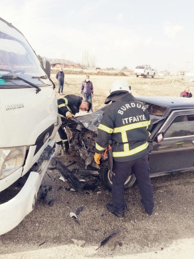 Burdur’da Kamyonet İle Otomobil Kafa Kafaya Çarpıştı: 1 Ağır,3 Yaralı