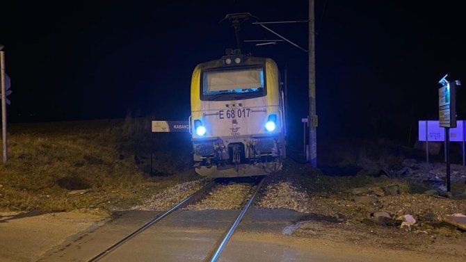 Çatalca’da Kamyonet Yük Treniyle Çarpıştı: 2 Yaralı