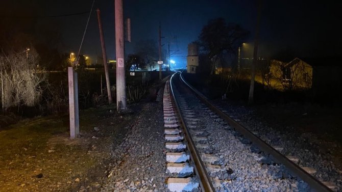 Çatalca’da Kamyonet Yük Treniyle Çarpıştı: 2 Yaralı
