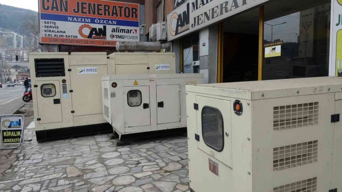 Kayganlaşan Yolda Spin Atarak Jeneratörlere Çarptı, Aracını Kontrol Ettikten Sonra Yoluna Devam Etti