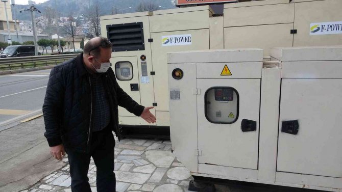 Kayganlaşan Yolda Spin Atarak Jeneratörlere Çarptı, Aracını Kontrol Ettikten Sonra Yoluna Devam Etti