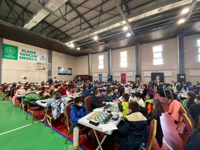 Elazığ’da 480 Sporcunun Katılımıyla Satranç Turnuvası Başladı