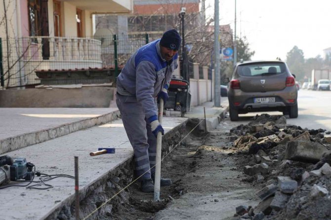 Kış Sezonunda Tahrip Olan Kaldırım Ve Yollarda Tadilat Çalışmalarını Başladı
