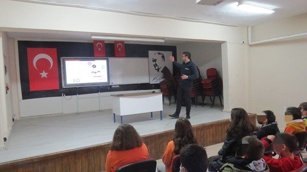 Okullarda Siber Suçlarla Mücadele Semineri Verildi