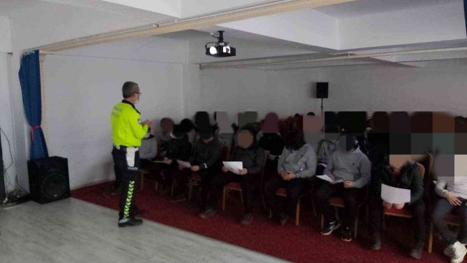 Trafik Polislerinden Öğrencilere Eğitim
