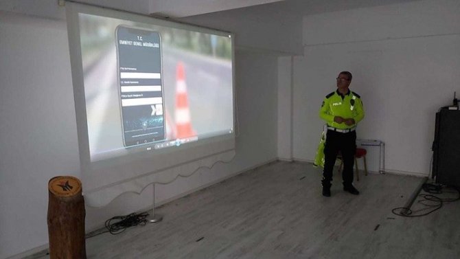 Trafik Polislerinden Öğrencilere Eğitim
