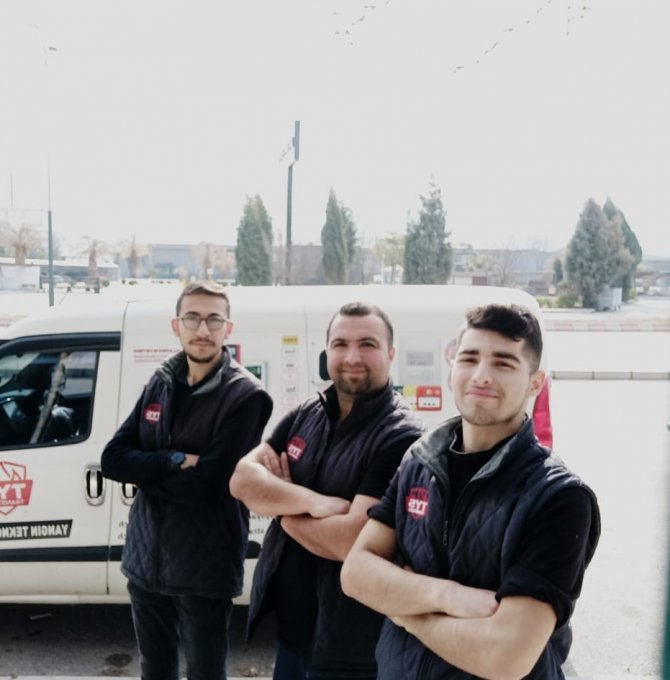 "İ̇şler İyi" Diye Yol Kenarına Aracı Çekip Oynadılar