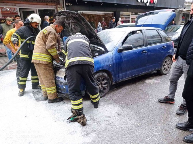 Otomobil Seyir Halindeyken Alev Aldı