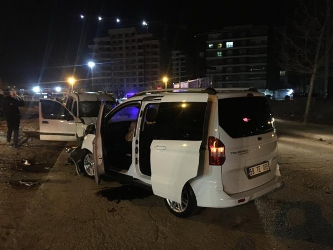 İ̇ki Otomobilin Kafa Kafaya Çarpıştığı Kazada 4 Kişi Yaralandı