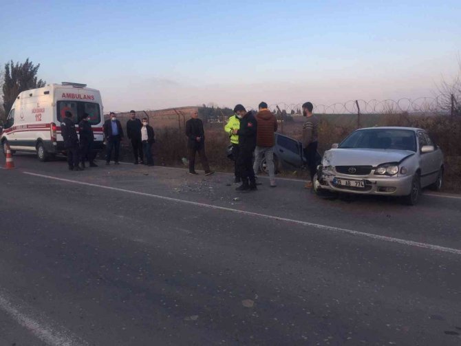 İ̇ki Otomobil Çarpıştı; 1 Yaralı