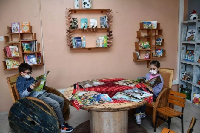 Bu Kütüphane Atık Malzemelerden Kuruldu