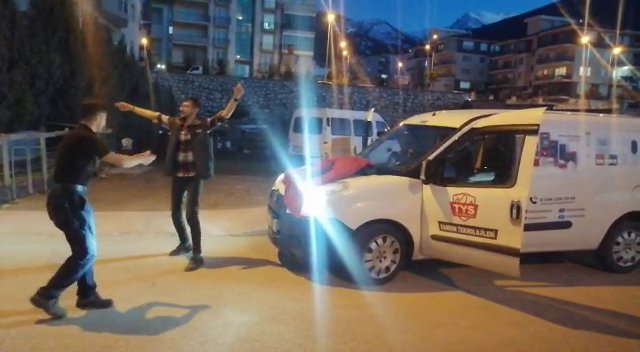 "İ̇şler İyi" Diye Yol Kenarına Aracı Çekip Oynadılar