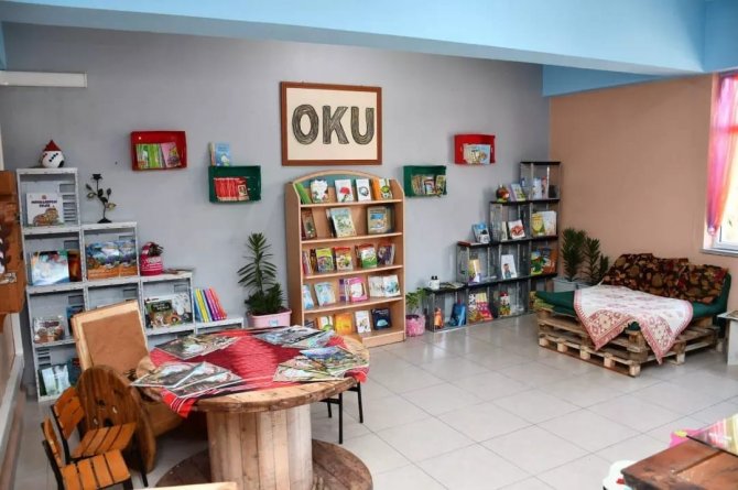 Bu Kütüphane Atık Malzemelerden Kuruldu