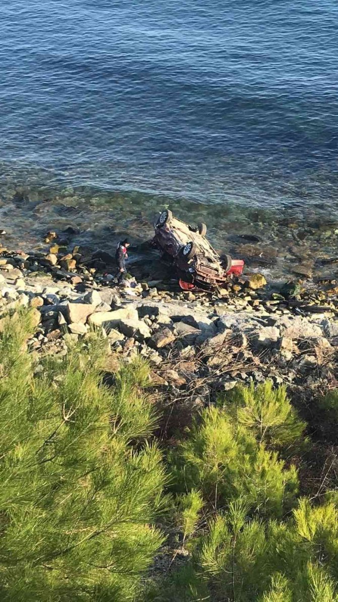 Otomobil, Deniz Kenarına Uçuruma Yuvarlandı: 1 Ölü, 2 Yaralı