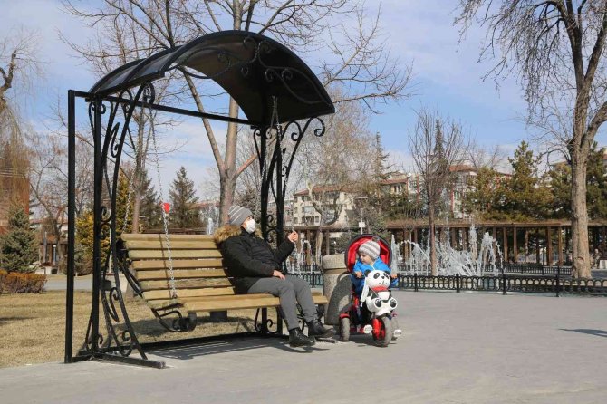 Büyükşehir’den Parklara Masa, Sandalye Ve Sallanan Bank Yerleştirdi