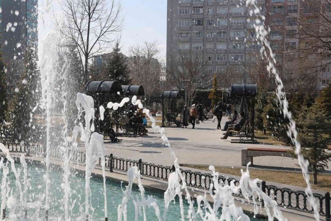 Büyükşehir’den Parklara Masa, Sandalye Ve Sallanan Bank Yerleştirdi