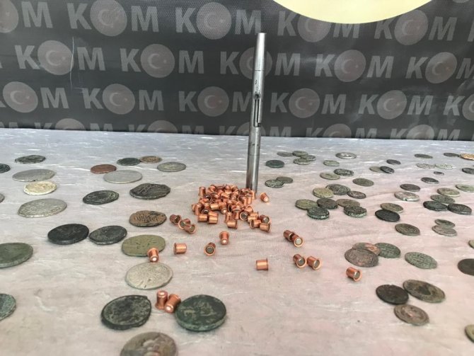 Ekipleri Şaşırtan Görüntü; Buzdolabından Suikast Silahı Ve Tarihi Eser Çıktı