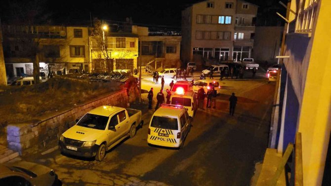 İ̇ki Grup Arasında Kavga Çıktı, Markete Giderken Vuruldu