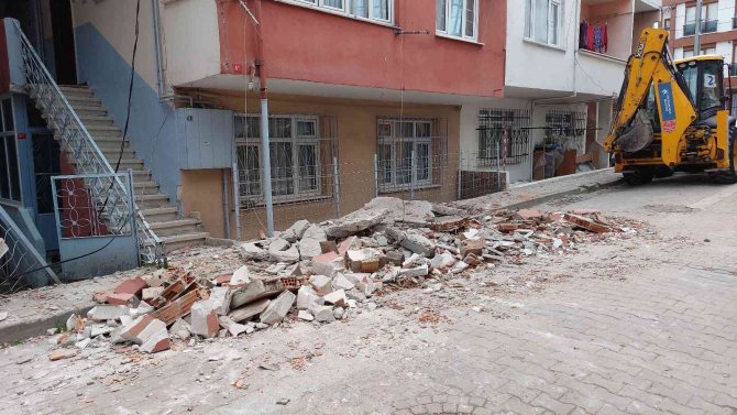 Küçükçekmece’de Balkonu Çöken Vatandaş: “Deprem Oldu Sandık, 5 Dakika Öncesine Kadar Balkondaydık”