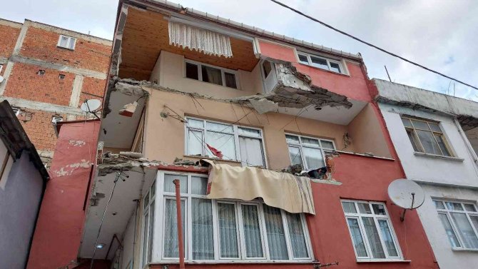 Küçükçekmece’de Balkonu Çöken Vatandaş: “Deprem Oldu Sandık, 5 Dakika Öncesine Kadar Balkondaydık”