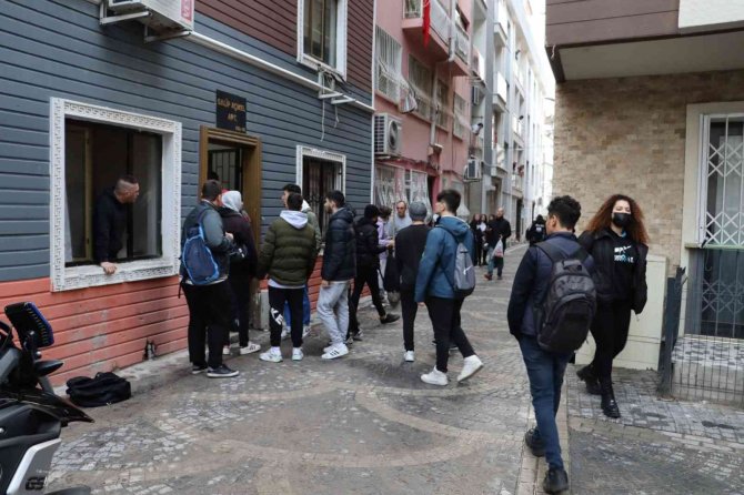 Kuşadası’nda Liselilerin Meydan Kavgası Kanlı Bitti