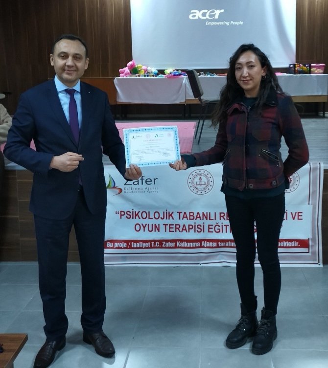 Alaşehirli Eğitimcilere Tamamladıkları Kursla Sertifika Aldı