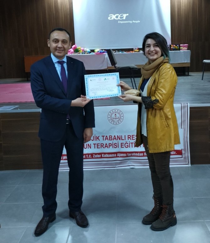 Alaşehirli Eğitimcilere Tamamladıkları Kursla Sertifika Aldı