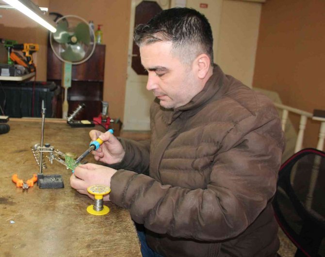 İ̇lkokul Mezunu Genç Adam Kendi Ürettiği Dedektörleri Dünyaya İhraç Ediyor