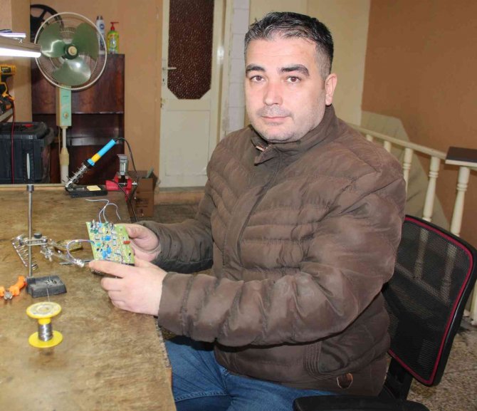İ̇lkokul Mezunu Genç Adam Kendi Ürettiği Dedektörleri Dünyaya İhraç Ediyor