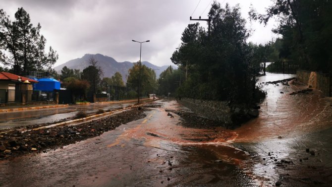 Marmaris-i̇çmeler Karayolunda Ulaşım Tek Şeritten Sağlanıyor