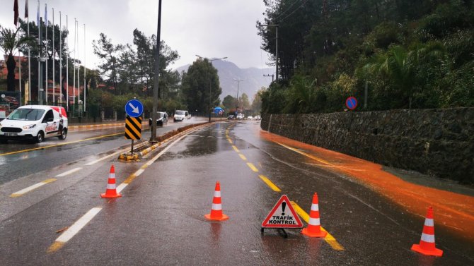 Marmaris-i̇çmeler Karayolunda Ulaşım Tek Şeritten Sağlanıyor