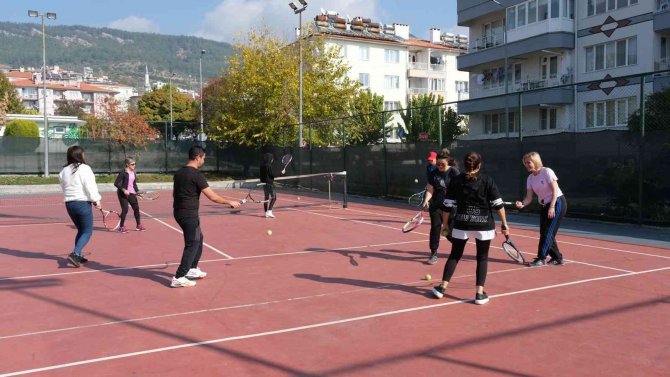 Ev Hanımlarına Ücretsiz Tenis Kursu