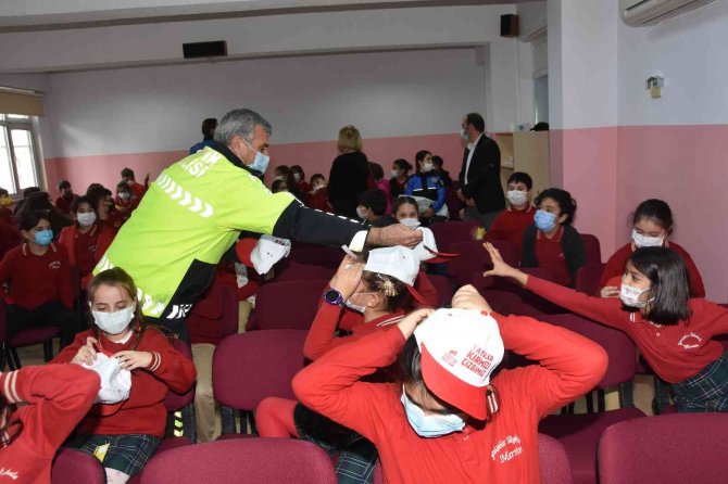 Mersin Polisi İlkokul Öğrencilerini Asayiş Konularında Bilgilendirdi