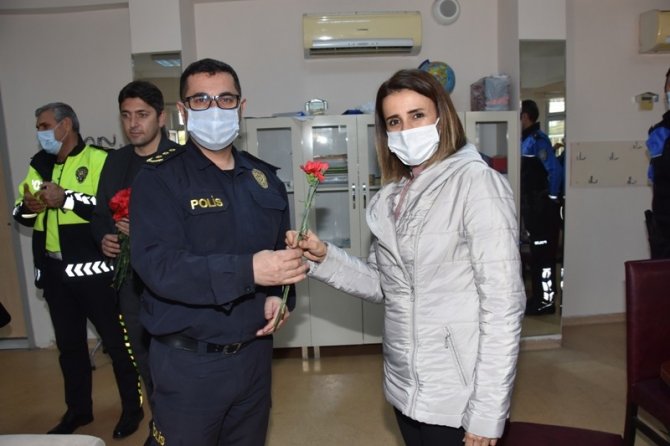 Mersin Polisi İlkokul Öğrencilerini Asayiş Konularında Bilgilendirdi