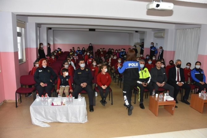 Mersin Polisi İlkokul Öğrencilerini Asayiş Konularında Bilgilendirdi