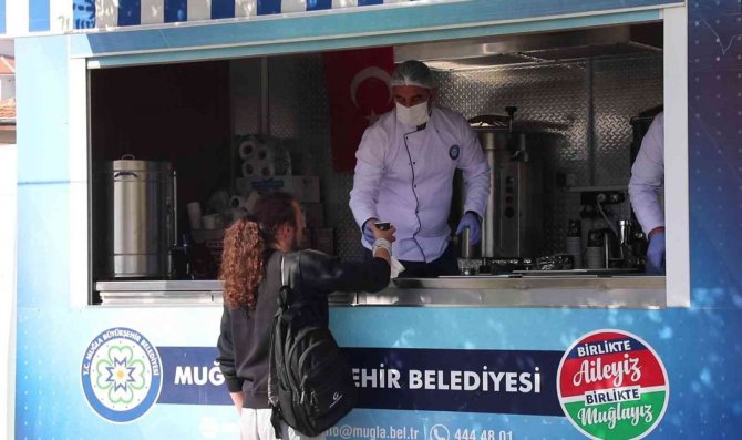 Üniversite Öğrencilerine Çorba Dağıtımı Devam Ediyor