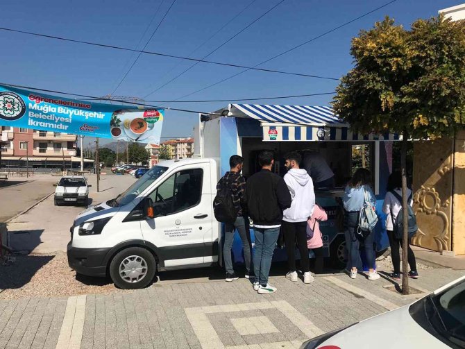 Üniversite Öğrencilerine Çorba Dağıtımı Devam Ediyor