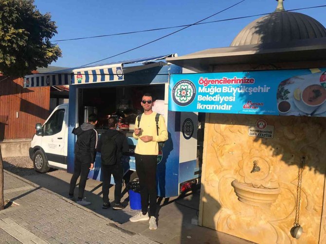 Üniversite Öğrencilerine Çorba Dağıtımı Devam Ediyor