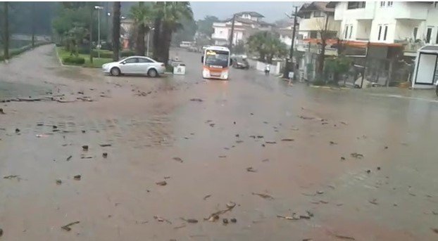 Marmaris’te Sağanak Yağış Etkili Oluyor